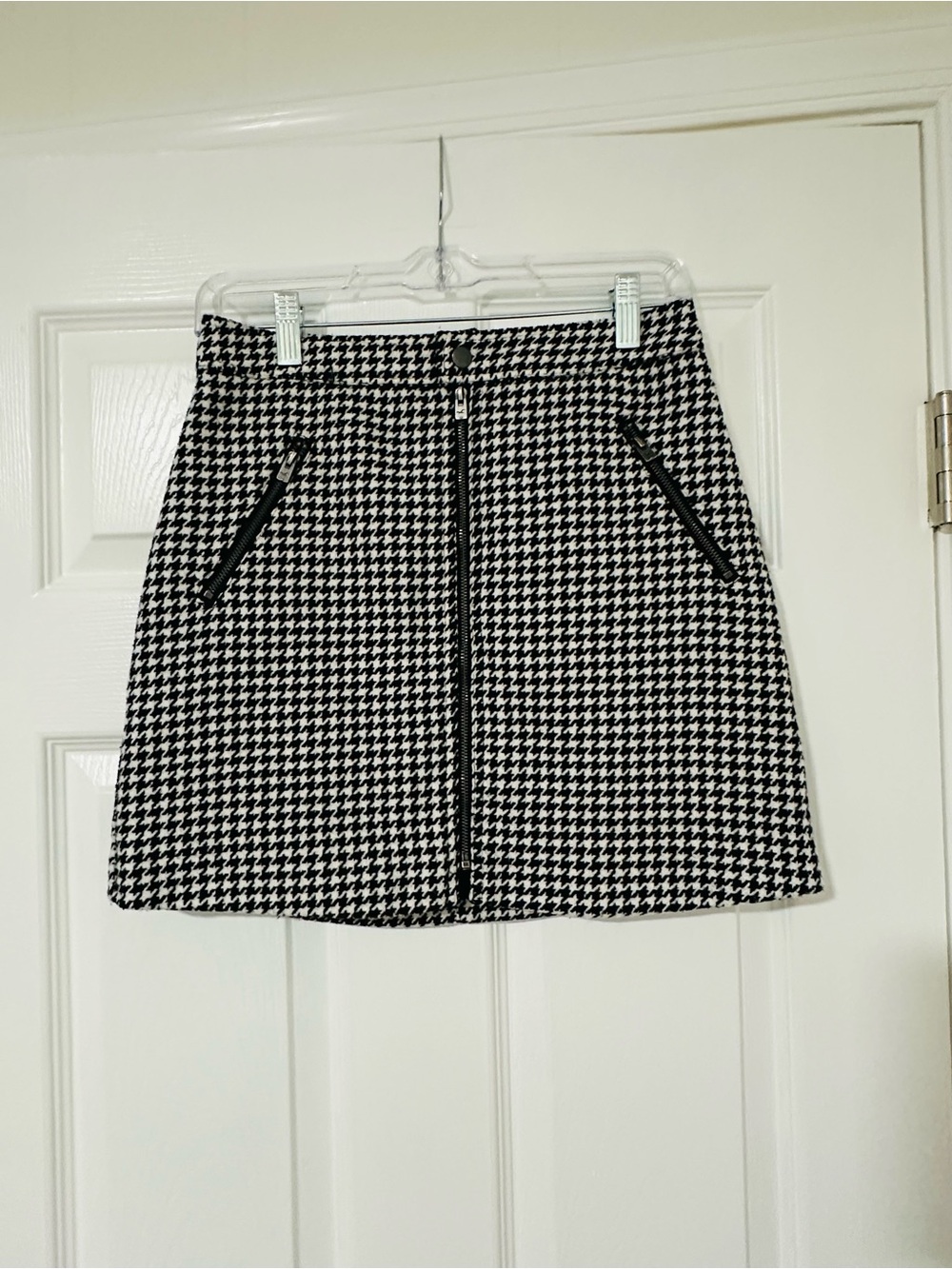 Women’s Houndstooth Zip-Front Mini Skirt - Black & White